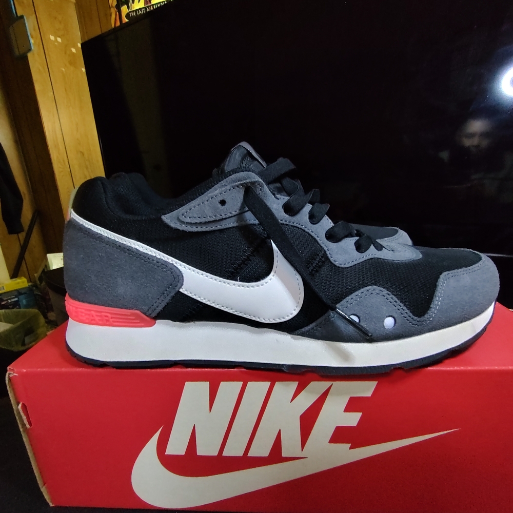Nike Venture Men’s Black, Gray, White and Red Retro Running Sneakers - Picture 3 of 4